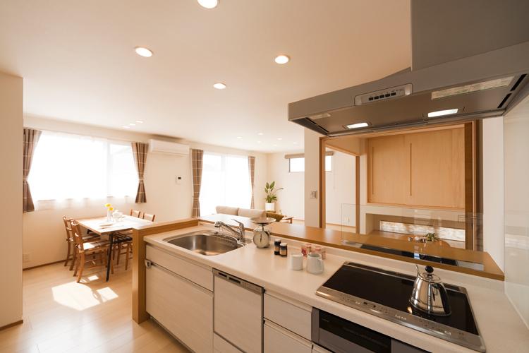 Kitchen. From the No. 7 destination model house kitchen, See the state of the living and the Japanese-style room, You can housework while watching the state of the family.