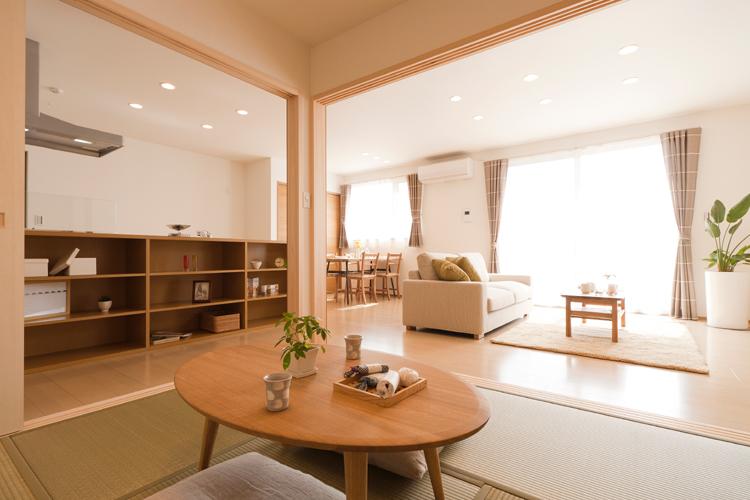 Living. No. 7 land model house living and Japanese-style room has become a Tsuzukiai, Is even more open atmosphere.
