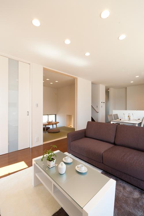 Living. Adopted the No. 11 place model house popular living stairs. It is safe for the child-rearing generation.