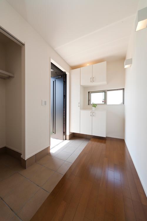 Entrance. Spacious foyer with a No. 11 land model house shoes in cloak. It does not also troubled storage of bulky luggage.