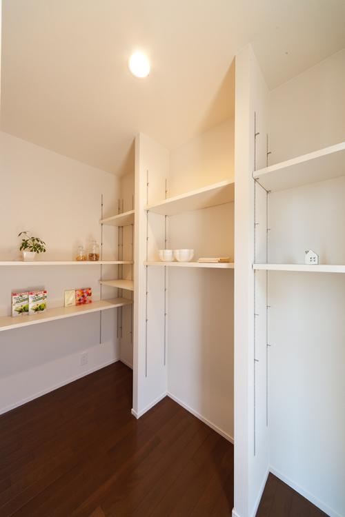 Kitchen. The No. 11 land model house kitchen buckwheat, It has a pantry of about 2 quires. It is also safe storage of food in stock up.