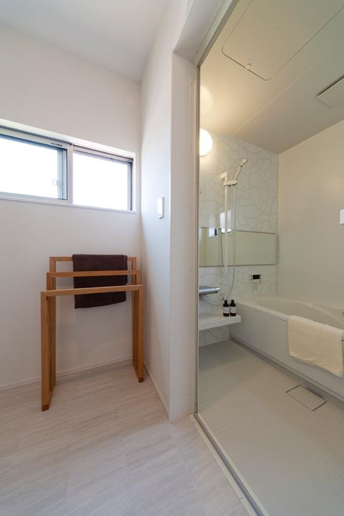 Bathroom. Summarized in the No. 11 area model house white, Bright and clean bathroom. Providing a window, Also you can firmly ventilation.
