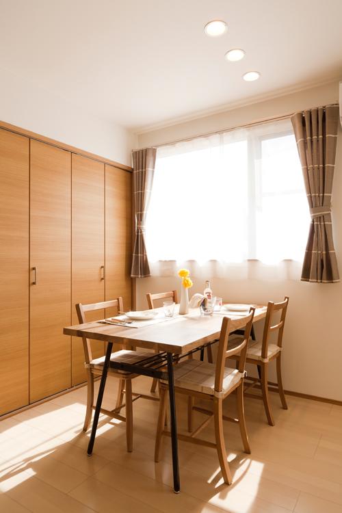 Other introspection. No. 7 land model house bright dining positive light plug. Also firmly secure storage space.