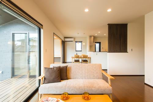 Living. Spacious of 19 quires Living, Spend comfortably be called a lot of friends. Since the living room staircase, Glad floor plan on child-rearing generation.