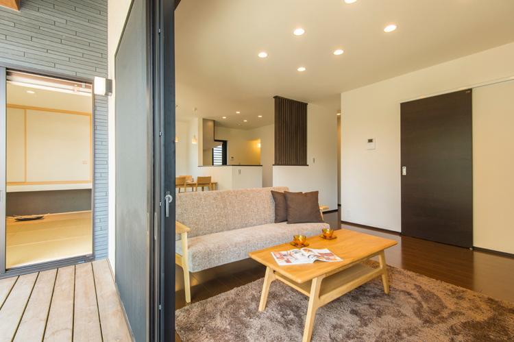 Garden. Wood deck that connects the Japanese-style room and living room, Also as a space where families relax ◎.