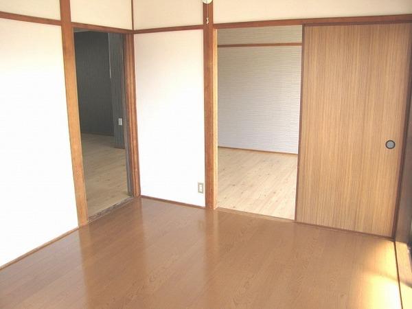 Other room space. Living room is next to the Western-style ☆