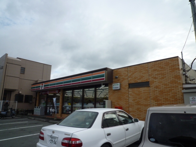 Convenience store. 150m to Seven-Eleven (convenience store)