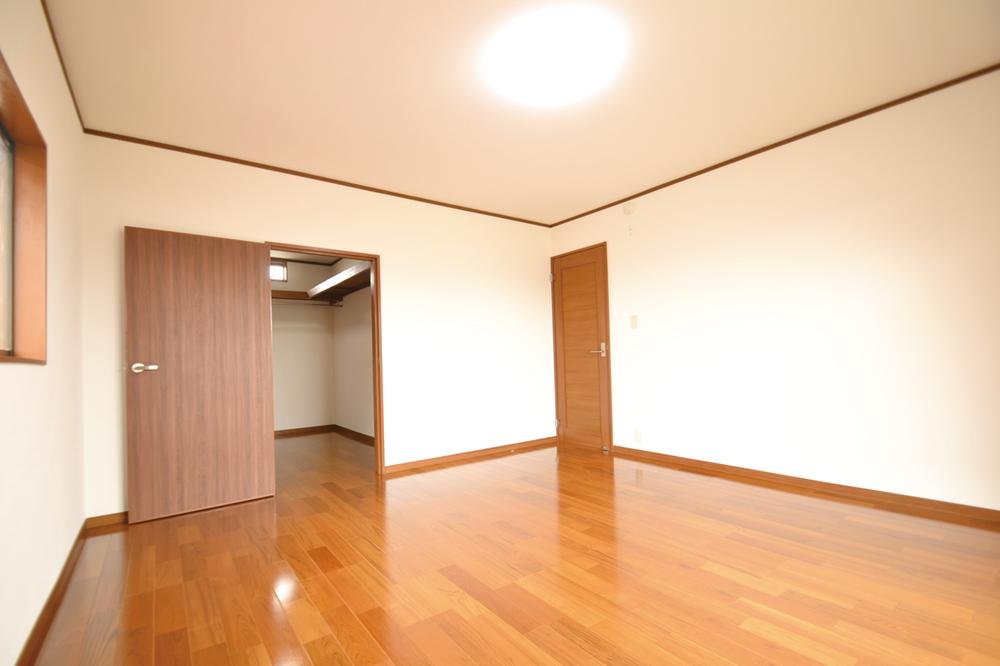 Living. The main bedroom of about 9.6 tatami mats is also a walk-in closet! 