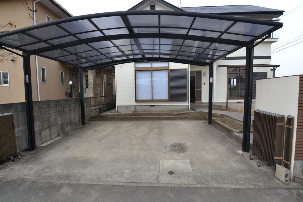 Parking lot. Two You can park in parallel! With carport!