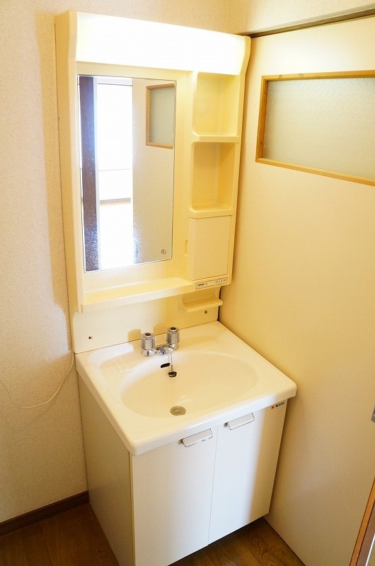 Washroom. With separate wash basin ☆