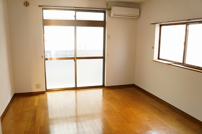 Living and room. Bright Western-style 8 tatami