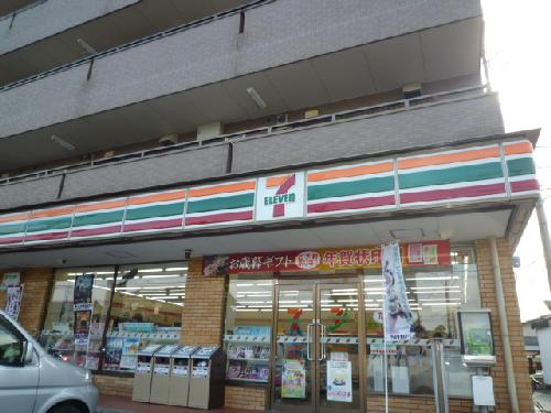 Convenience store. Seven-Eleven (convenience store) to 200m