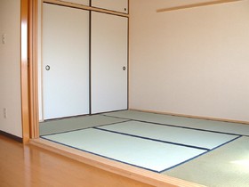 Living and room. Japanese-style room that can be in three of the partition used in conjunction with the LDK