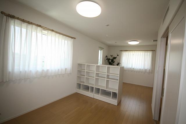 Non-living room. Children's room with a movable partition storage. In large 1 room when a child's small, You can divide into two rooms when he grows up.