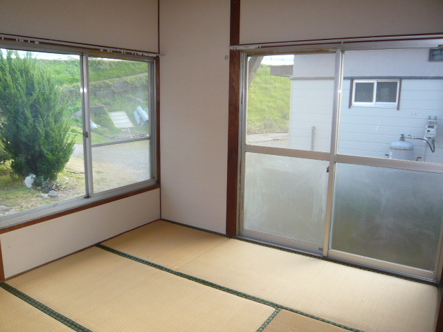 Other room space. Facing south, Two-sided lighting of the Japanese-style room