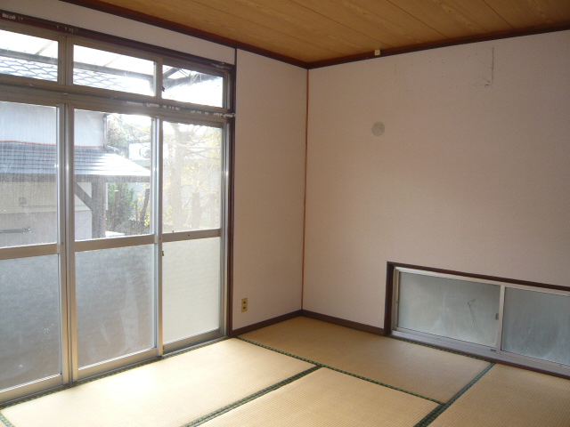 Living and room. South-facing Japanese-style room