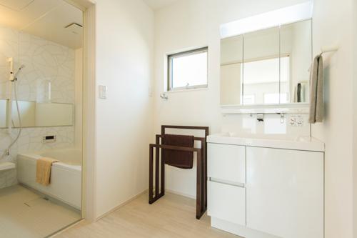Bathroom. Summarized in white, Clean bathroom ・ Washroom. kitchen ・ Washroom ・ Since the water around the relationship of the bathroom are together near, Is easy floor plan of housework.