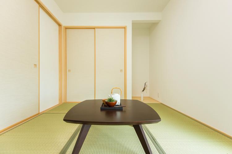 Non-living room. 6 Pledge of Japanese-style room. Because it is taking a wide enough, It is also available as a bedroom for visitors.