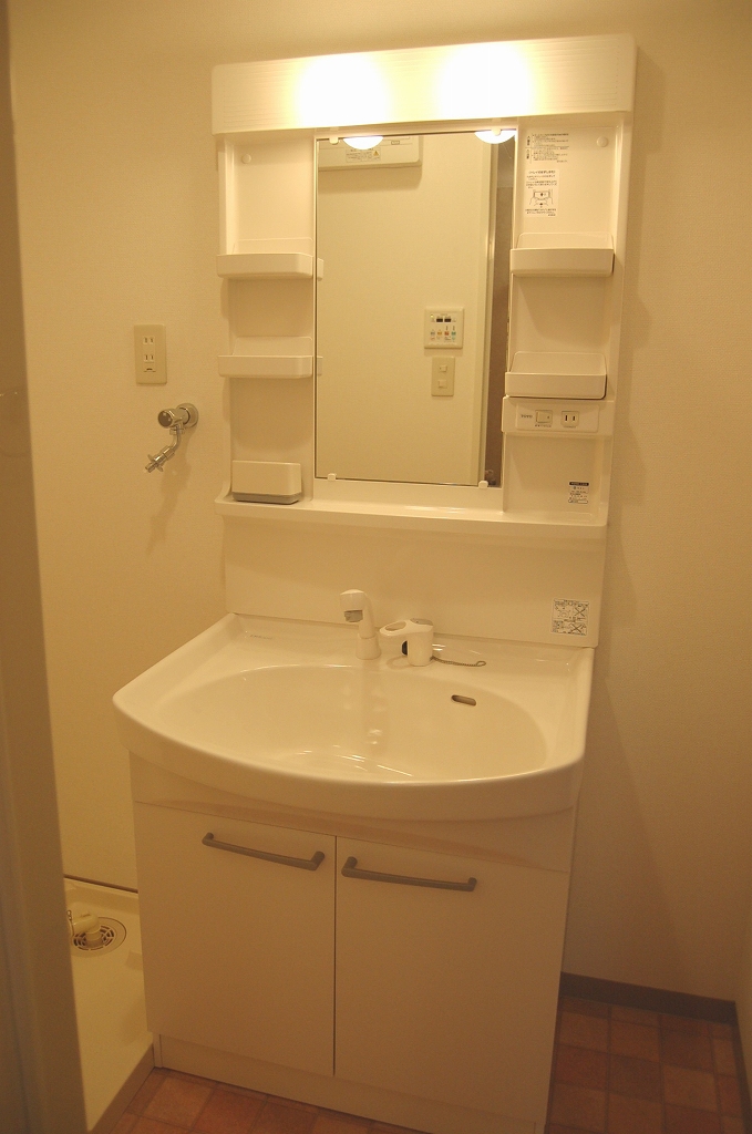 Washroom. With shampoo dresser