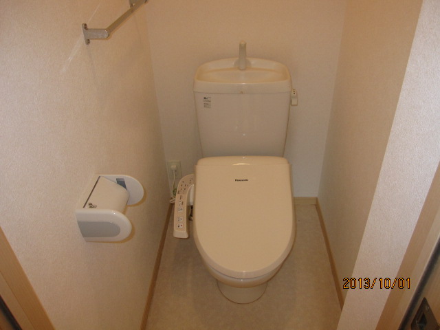 Toilet. Toward the Wallingford Shaw let required