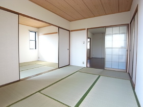 Living and room. I can slowly Japanese-style room.