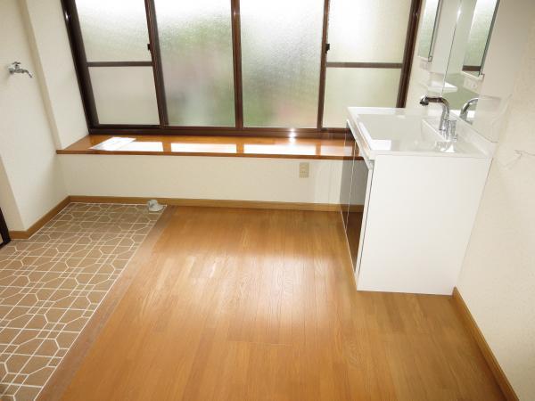 Wash basin, toilet. Wide basin ・ Undressing space