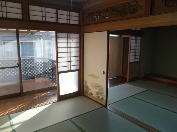 Non-living room. Bright Japanese-style room equipped with a transom