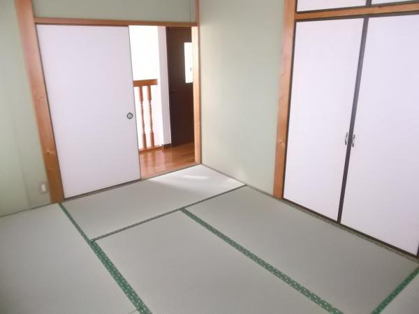 Non-living room. 2F Japanese-style room There are windows on two sides