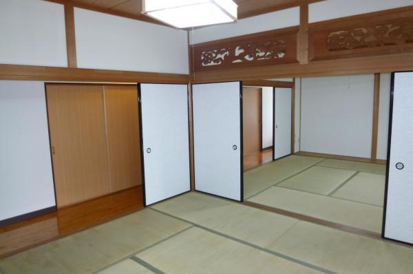 Non-living room. Sliding door ・ It has been re-covered ceiling