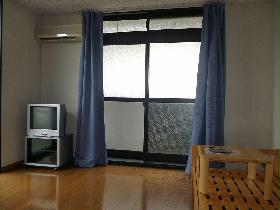 Living and room. TV ・ curtain ・ bed ・ With table