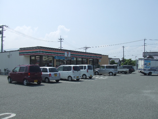 Convenience store. Seven-Eleven Yashiro mirror store up (convenience store) 1300m