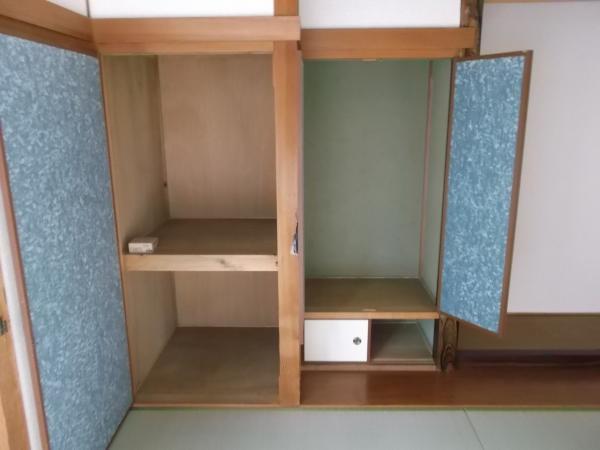 Non-living room. There is storage space of about 180cm width