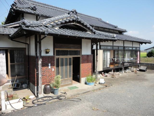 Local appearance photo. Stout Japanese-style building