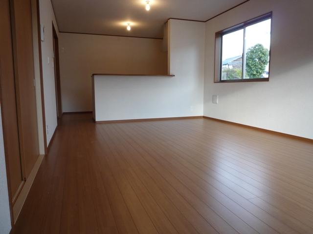 Same specifications photos (living). It is bright and wide living room facing south. 