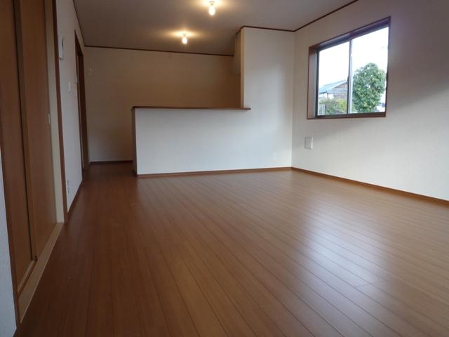Same specifications photos (living). It is bright and wide living room facing south.