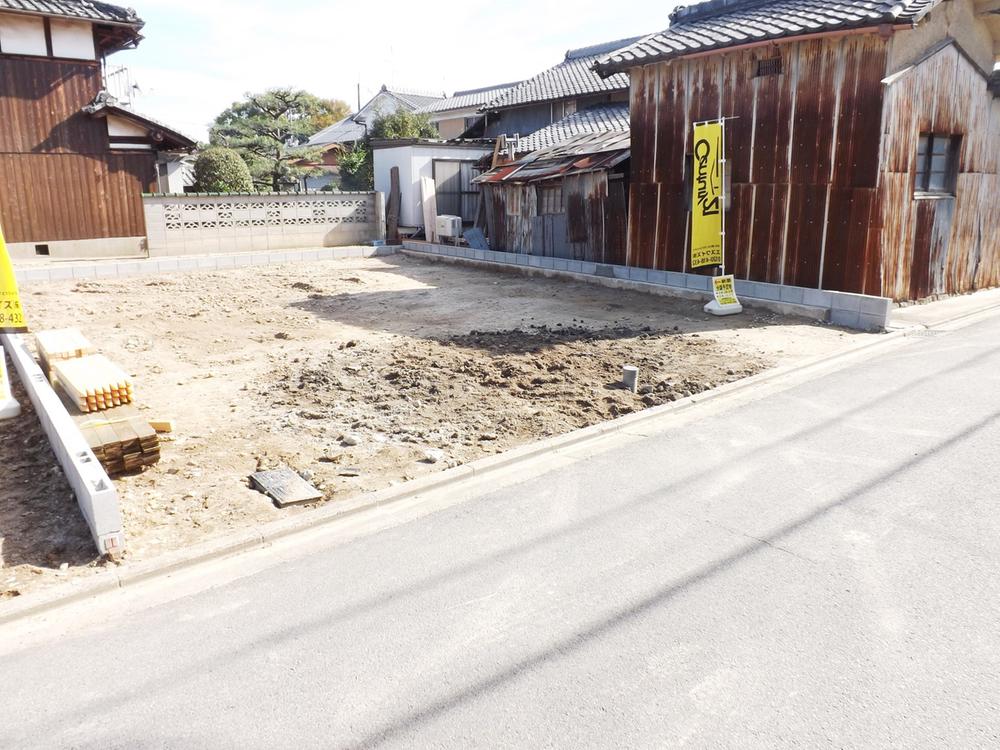 Local photos, including front road. Construction before local photo