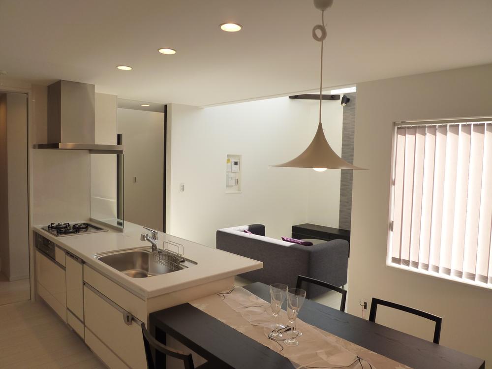 Kitchen. Storage to clean energy saving is also obtained by easy kitchen. Convenient pocket storage pitter-patter-kun adopted in a drawer door. Dishwasher, Artificial marble counter, Eco faucet and function has been enhanced.