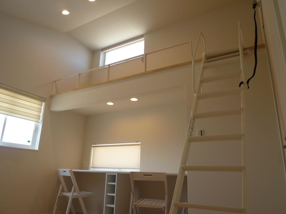 Non-living room. 2F ・ 7.5 Pledge of Western-style is, To retreat the upper loft, At the bottom, So we provide a desk, To study space.