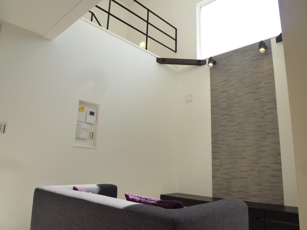Living. The humidity on the wall of the LDK ・ Joyo's first deodorizing effect expected ☆ YKK APW330 All resin sash, LOW-E glass thermal barrier, Next-generation energy-saving II localized thermal insulation material first adopted. Construction of the eco-carat that can.