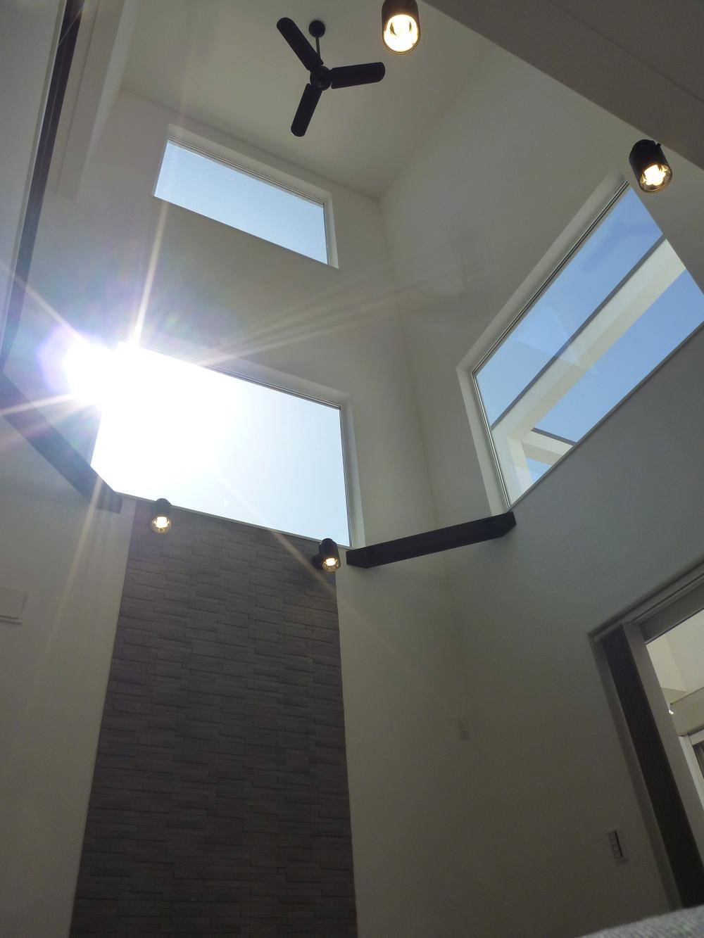 Living. LDK is with floor heating with a feeling of opening because the upper atrium. This sense of openness, please experience in the field.
