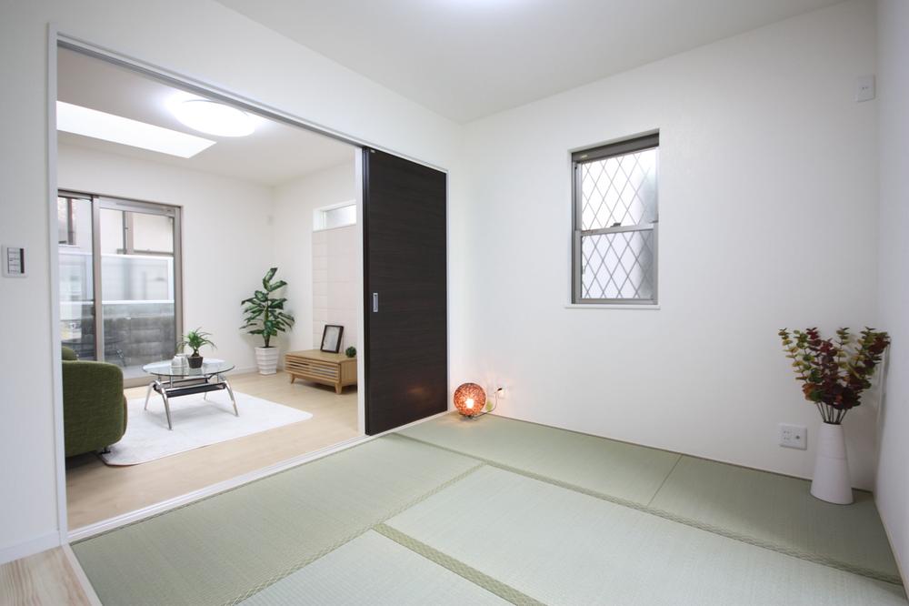 Building plan example (introspection photo). To spacious large space and Japanese-style room is to open the door leading to the living room [Our construction cases] 