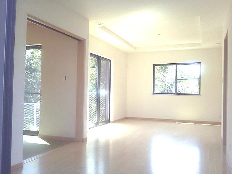 Living. 19.6 Pledge of spacious LDK. Interior highly folded on the ceiling. (No. 2 locations)