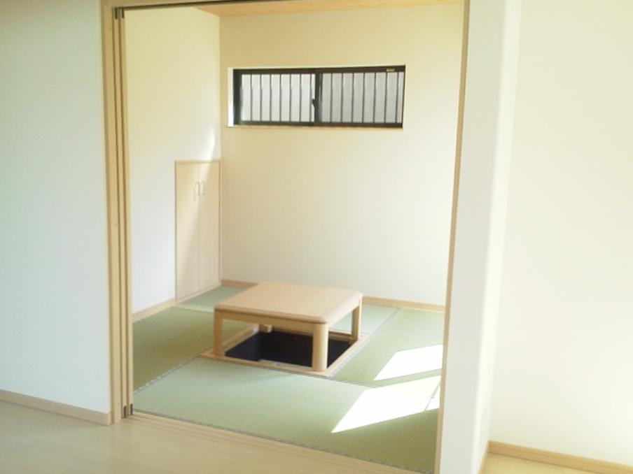 Non-living room. Japanese-style room, which was installed a moat kotatsu. You can also be used as a separate room if Shimere the door. (No. 2 locations)