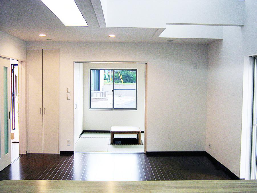 Living. To open space that opened the sliding door of a Japanese-style room leading from the kitchen. (No. 6 locations)