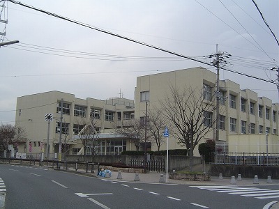 Primary school. Minami Terada elementary school (elementary school) up to 400m