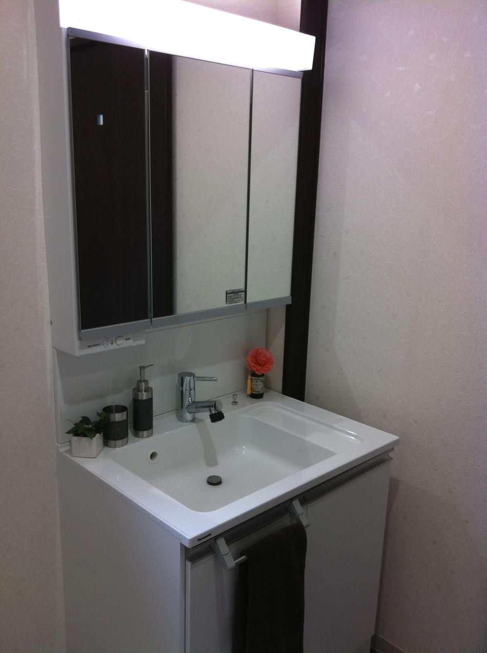 Wash basin, toilet. No. 6 place wash room (September 2013) Shooting