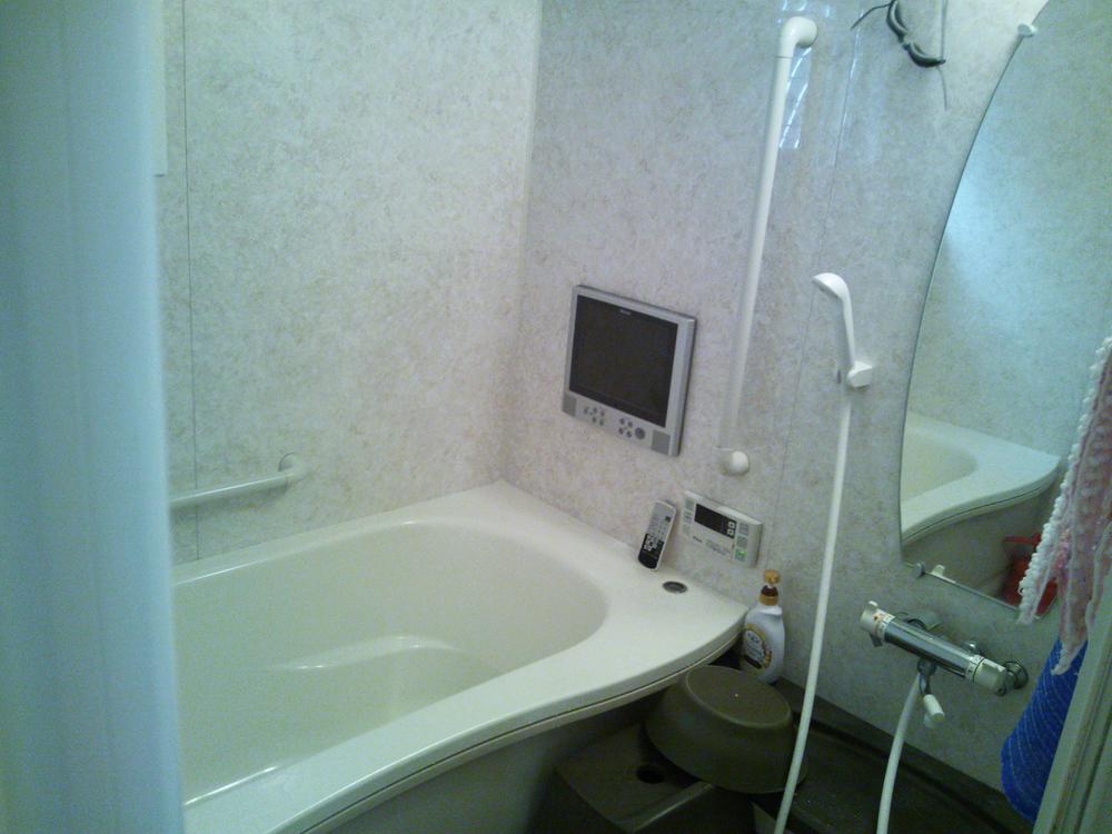 Bathroom. Do not miss TV is also seen in the bath. Terrestrial digital broadcasting antenna replaced.. 
