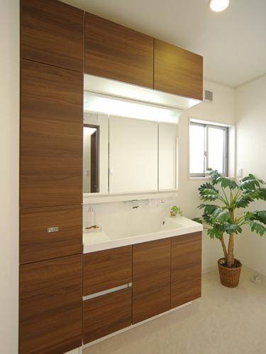 Other Equipment. Vanities adopts TOTO and Panasonic. Capacity plenty of integrated basin bowl counter, Kagamiura is clear of storage space, Wash the bowl to every nook and corner single-lever shower faucet, etc., It is vanity to realize the goodness of design and usability. 