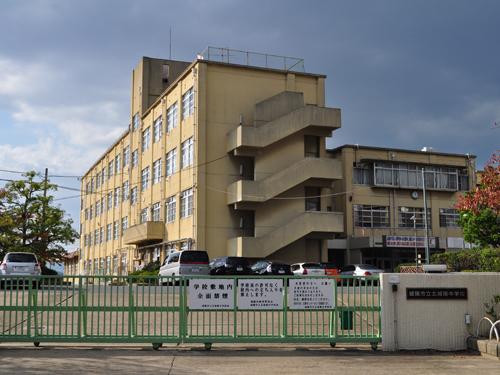 Junior high school. 1290m north Chengyang junior high school to the north Joyo junior high school