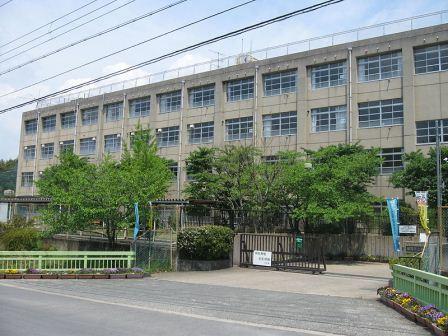 Junior high school. Chengyang to City Yo Tojo Junior High School 986m